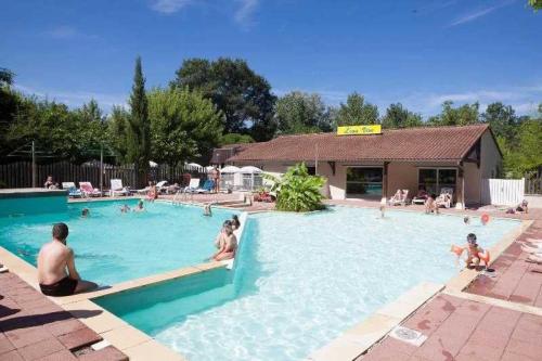 een groep mensen die in een zwembad zitten bij Camping 4 étoiles - Piscine - ccaaagh in Carennac