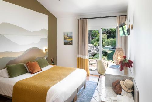 a hotel room with a bed and a balcony at San Giovanni in Porto-Vecchio
