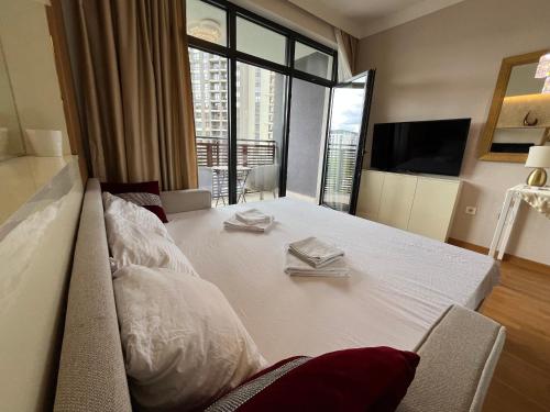 une chambre d'hôtel avec un lit et une grande fenêtre dans l'établissement Belgrade Waterfront Apartments, à Belgrade