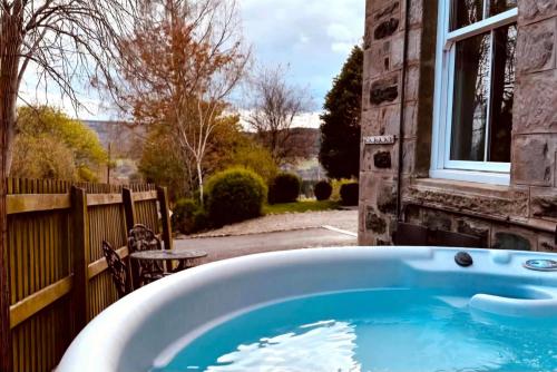 Kolam renang di atau dekat dengan Kinnaird Country House with Hot Tub