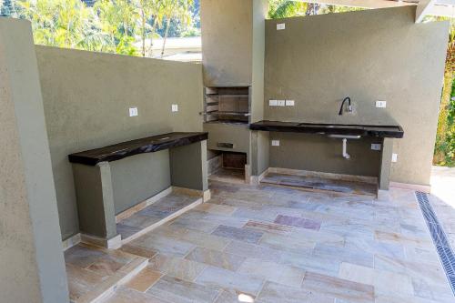 a bathroom with a sink and a counter at Casa com piscina privativa a 100m da Praia de Paúba in São Sebastião