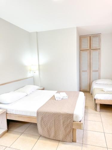 a bedroom with two beds in a room at Gaivotas Praia Hotel in Florianópolis