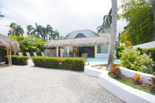 House with pool 300 m from Las Ballenas beach