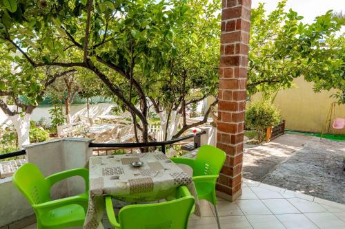 Κήπος έξω από το Flower Garden Villa