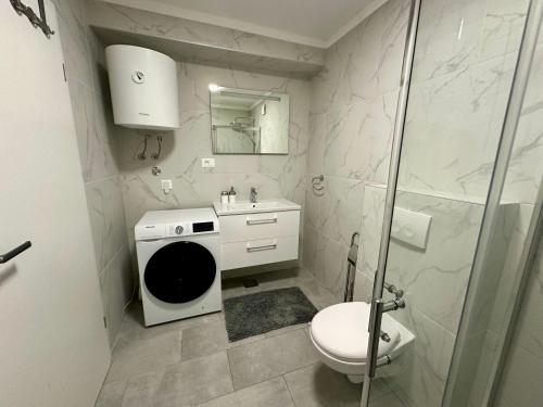 Modern apartment with jacuzzi "Sunny Home"