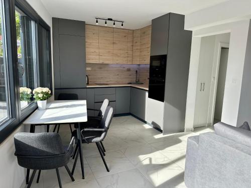 Modern apartment with jacuzzi "Sunny Home"