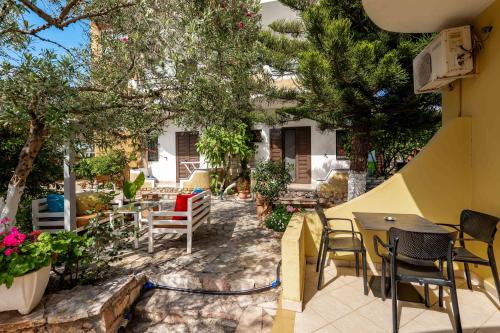 Αίθριο ή υπαίθριος χώρος στο Flower Garden Villa