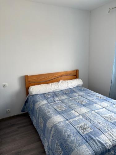 une chambre avec un lit avec une couette bleue dans l'établissement Villa playa, à Valras-Plage
