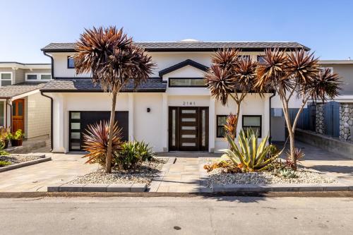 een huis met palmbomen ervoor bij Oceanfront Stella Maris in Cambria