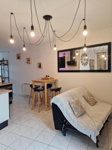un salon avec un lit et une table dans l'établissement Appartement 37 m2 avec balcon, à Berck-sur-Mer