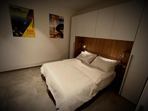 Ένα ή περισσότερα κρεβάτια σε δωμάτιο στο Garda & Art apartment
