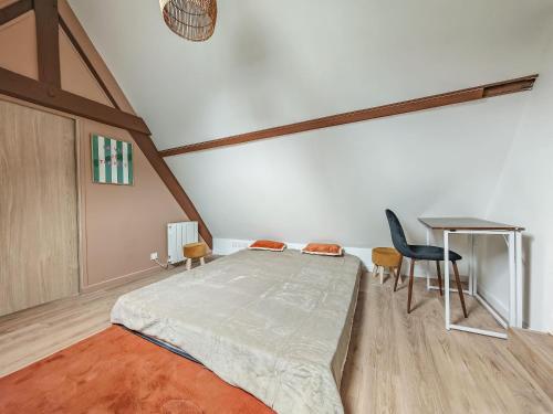 une chambre avec un lit et un bureau dans l'établissement Belle Maison Honfleuraise 10-14 pers piscine, à Fatouville-Grestain