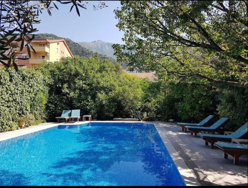 Bazén v ubytování Luxury Hotel Dubrava Budva nebo v jeho okolí