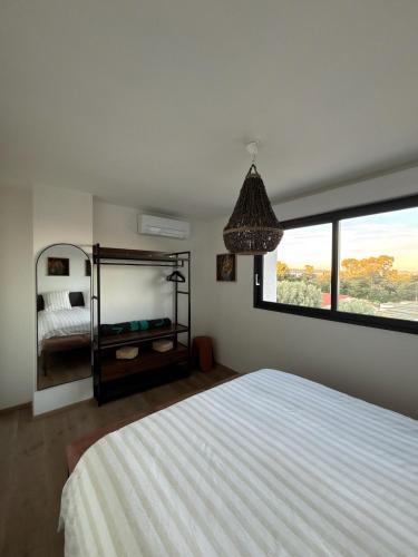 une chambre avec un lit et une grande fenêtre dans l'établissement Villa d'exception - La Ciot'Art & Détente, Vue Mer et Piscine, à La Ciotat