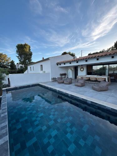 une villa avec piscine et une maison dans l'établissement Villa d'exception - La Ciot'Art & Détente, Vue Mer et Piscine, à La Ciotat