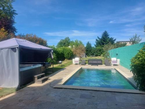 - une piscine dans une cour avec une tente dans l'établissement VILLA BELLA avec piscine et jacuzzi, à Saint-Fons