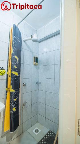 ナイロビにあるJohn Residenceのガラスドア付きのシャワー付きのバスルーム