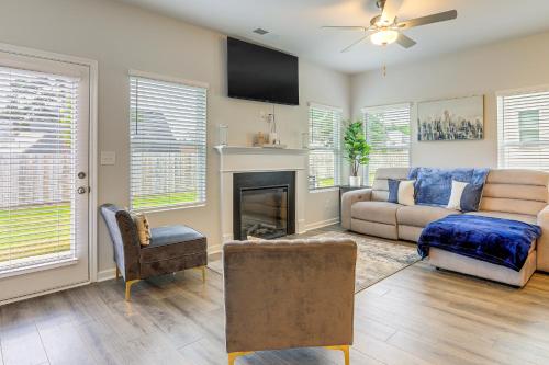 Χώρος καθιστικού στο Walk to Dog Park and Playground Hampton Haven!