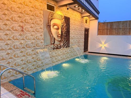 a pool with a head on the side of a building at Popli Paradise Resort in Jaipur