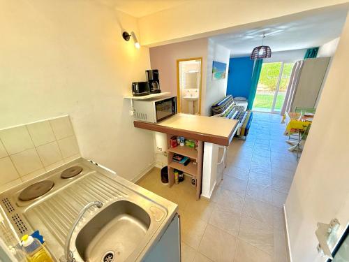 Kuchyň nebo kuchyňský kout v ubytování Studio Oasis - Piscine et proche des plages