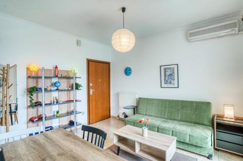 Ruang duduk di Sunny Apartment with parking
