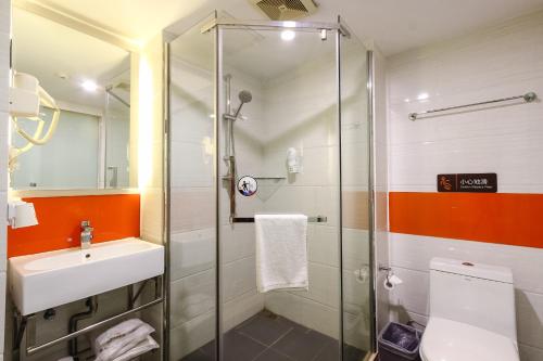 a bathroom with a shower and a sink and a toilet at 7Days Premium Guangzhou Tianhe Shipaiqiao in Guangzhou
