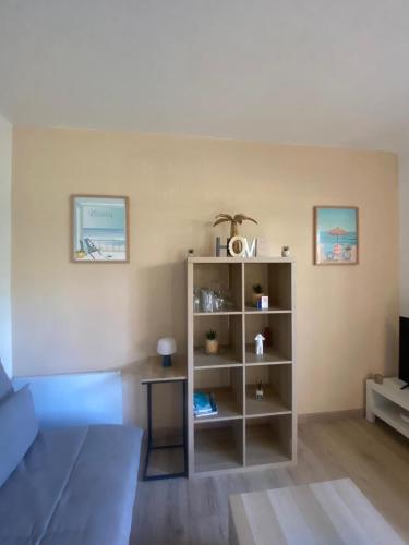a living room with a book shelf at Les terrasses de la Baule in La Baule