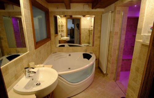 bagno con vasca e lavandino di Panoramic Apartments Lerinon a Saint Vincent