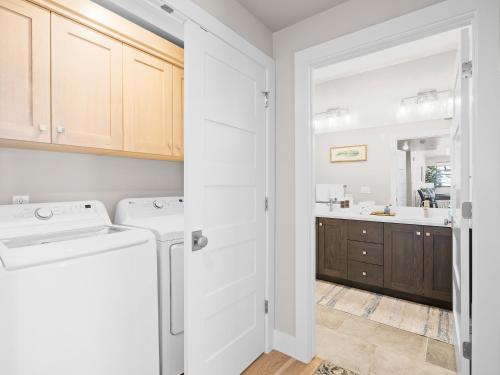 - une buanderie blanche avec lave-linge et sèche-linge dans l'établissement Mayflower Lakeside 3 Bedroom Mountain Retreat, 