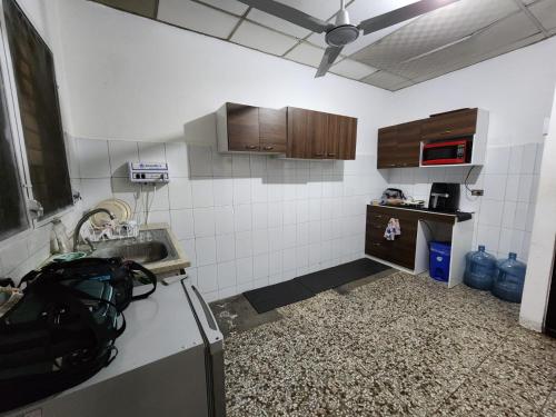 eine Küche mit Spüle und Arbeitsplatte in der Unterkunft Mochila Urbana6 in San Salvador