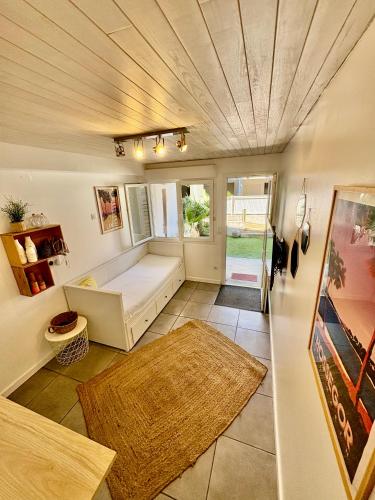 un salon avec un canapé et un tapis dans l'établissement Studio entre lac et océan à Hossegor, à Soorts-Hossegor