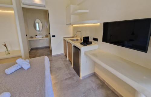 Télévision ou salle de divertissement dans l'établissement Maeva Suites Santorini