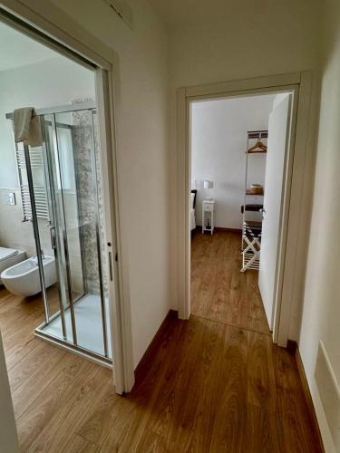 an empty room with a mirror and a bathroom at Casa AnnaPaola in Chioggia