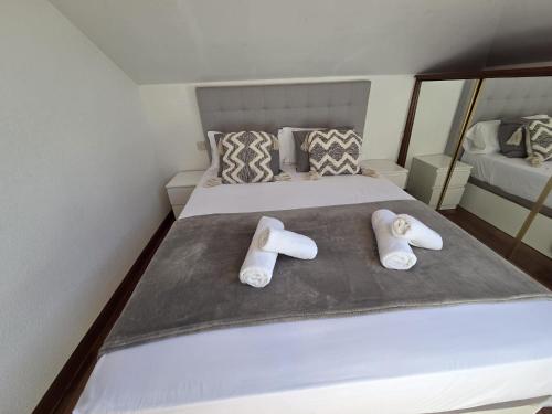 a bedroom with a bed with towels on it at Dúplex frente la playa de Ostende in Castro-Urdiales