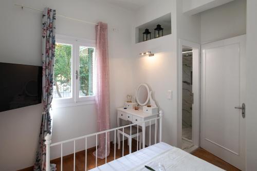 Giường trong phòng chung tại Anastasia Gardens House