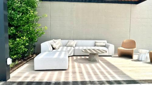 a living room with a white couch and a table at Stylish 1BR Pool & Gym ATX in Austin