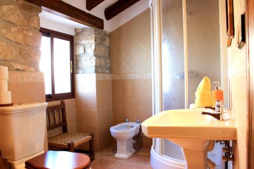 baño con lavabo amarillo y aseo en La Muralla, en Sabiote