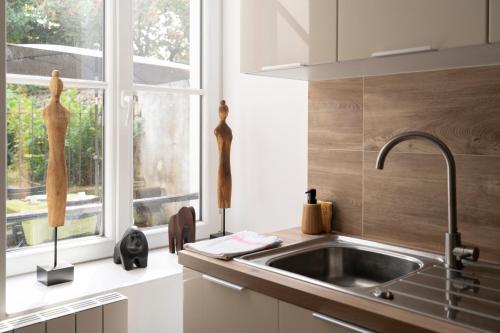 Kuchyň nebo kuchyňský kout v ubytování La Teranga de Kadi & Cathy, avec jardin privatif