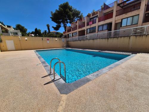 une piscine devant un immeuble dans l'établissement Studio piscine, proche mer, parking privé, à Bandol