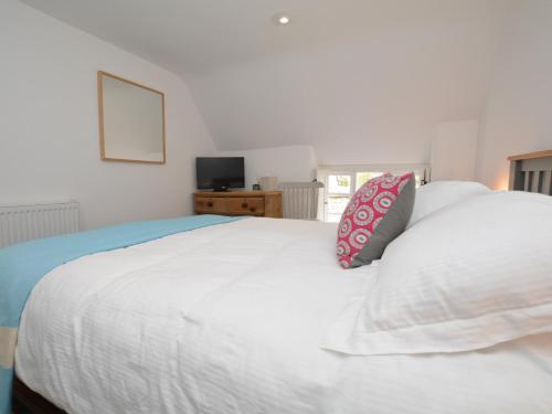Ένα ή περισσότερα κρεβάτια σε δωμάτιο στο 2 Bed in Burton Bradstock DC166