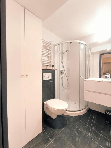 une salle de bain blanche avec toilettes et douche dans l'établissement Seytour Central Place, à Nice