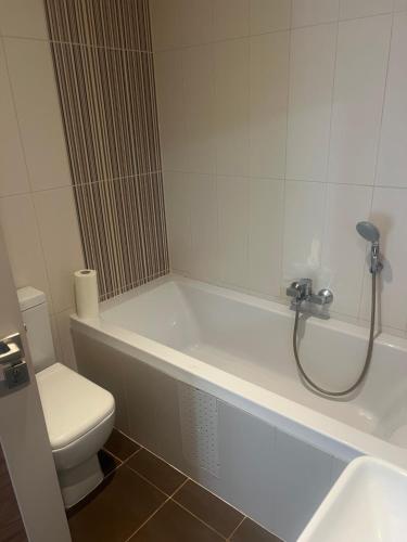 スースにあるTriplex résidence tilel chott mariemのトイレと浴槽付きのバスルーム