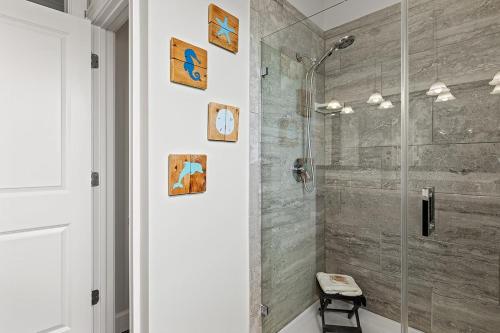 Ένα μπάνιο στο Adventures in Paradise - Waterfront Pool Home, 26' Dock