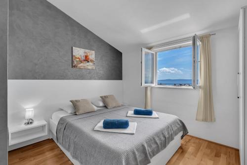 Postel nebo postele na pokoji v ubytování Kira Sea View apartment