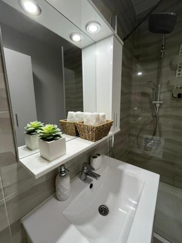 Ένα μπάνιο στο Apartament Florești
