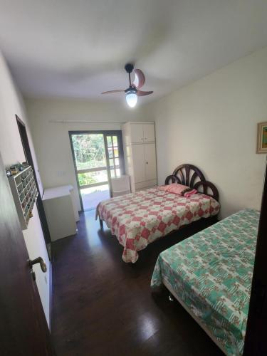 Ένα ή περισσότερα κρεβάτια σε δωμάτιο στο Casa 3 quartos Penedo