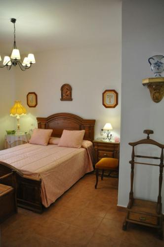 a bedroom with a bed and a table and a chair at Casa Rural Los Galanes in Villanueva de los Infantes