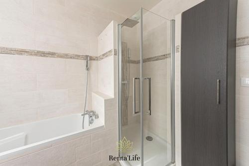 une douche avec une porte vitrée dans une salle de bain dans l'établissement Cassassiens Reneuves - Maison T4 - 7min DisneyLand, à Chessy