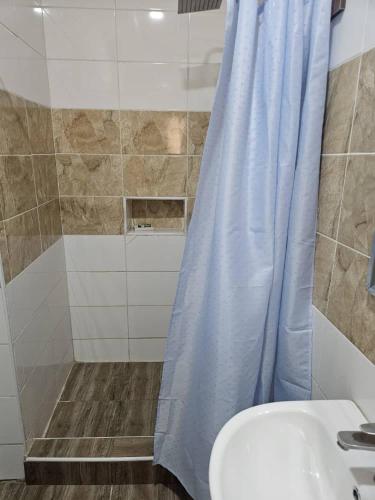 Koupelna v ubytování Flat 2 Modern 3BR En-suite Flat in Kaura Abuja