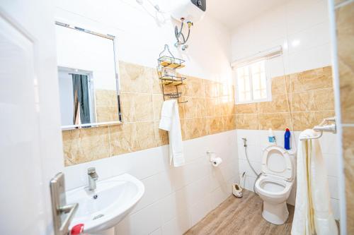 Koupelna v ubytování Flat 2 Modern 3BR En-suite Flat in Kaura Abuja